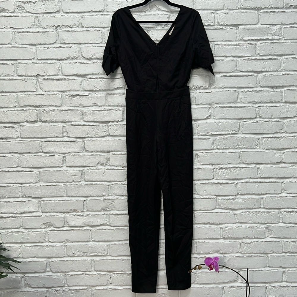⚫️ GB Short Sleeve Deep V Keyhole Cutout Cropped Jumpsuit size Small